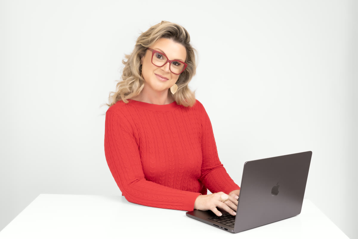Teacher Giselle digitando no notebook